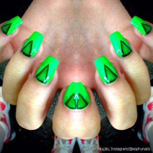 O verde super vibrante foi combinado com desenhos geom?tricos para criar a nail art moderna